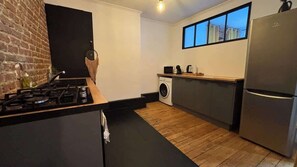 ثلاجة، ميكروويف، فرن، موقد طهي مسطح