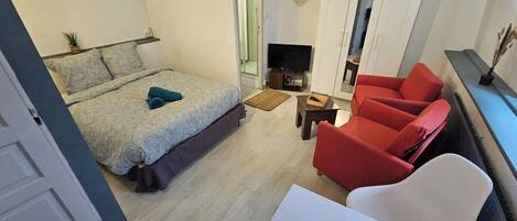 Travel cot, WiFi, bed sheets