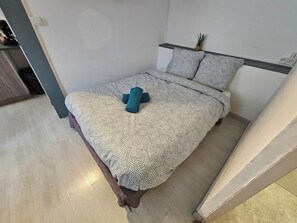 WiFi, bed sheets
