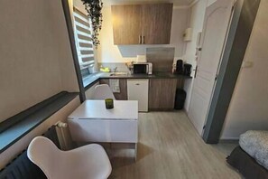 Fridge, microwave, coffee/tea maker, high chair - Le Studio du Théâtre (Arras)