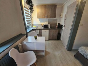 Microwave, coffee/tea maker, cookware/dishes/utensils - Le Studio du Théâtre (Arras)