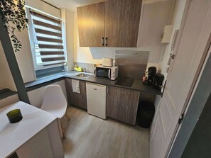 Microwave, coffee/tea maker, cookware/dishes/utensils - Le Studio du Théâtre (Arras)