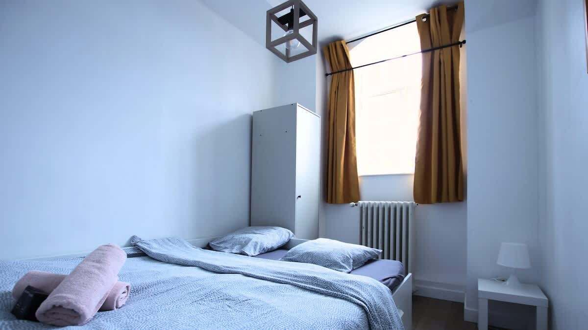 2 bedrooms, travel cot, WiFi, bed sheets