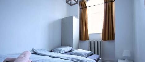 2 bedrooms, travel cot, WiFi, bed sheets