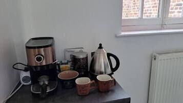 Een koelkast, een microgolfoven, een oven, een kookplaat