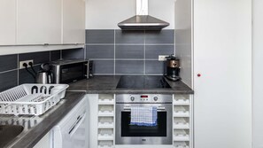 Cafetière-théière, réfrigérateur, four à micro-ondes, un four