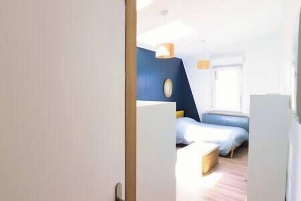 Iron/ironing board, travel crib, WiFi, bed sheets