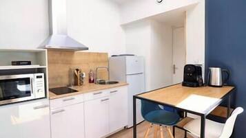 Réfrigérateur, micro-ondes, cafetiÚre/bouilloire, chaise haute