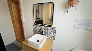 Suihku, hiustenkuivaaja