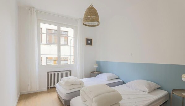 2 عدّة غرف نوم ومكواة/لوح كي وسرير سفر وواي فاي