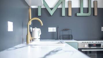 Réfrigérateur, micro-ondes, four, plaque de cuisson