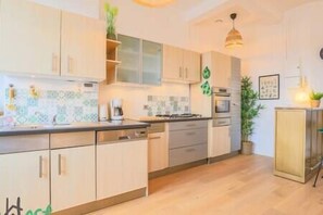 Een koelkast, een microgolfoven, een oven, een kookplaat