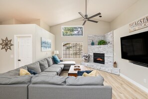 Fernseher, Kamin, Tischtennisplatte