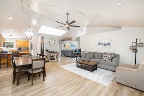 Fernseher, Kamin, Tischtennisplatte