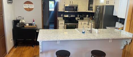 Microondas, horno, placa de cocina y lavavajillas