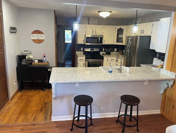 Mikroaaltouuni, uuni, liesi, astianpesukone