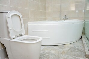 Un baño con inodoro y bañera.