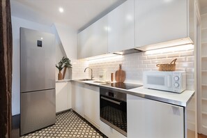 Kjøleskap, mikrobølgeovn, ovn og kokeplater