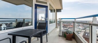 NEW IN OUR OFFER! The corner apartment Sterflat221 is located on the 9th floor, on the sunny south-west side. It offers you a wonderful view of the beach, North Sea, village and dunes. Thanks to the altitude and the perfect position of the sun, you almos