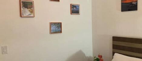 1 slaapkamer, een bureau, een strijkplank/strijkijzer, wifi