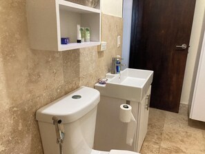 Een douche, een haardroger, een bidet, handdoeken