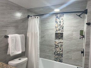 Secador de pelo, toallas, jabón, shampoo