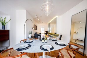 Dining - Luxury/Aircon 3 Bedr/4 Beds/2 Bath Trafalgar SQ! (Greater London)