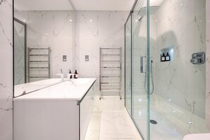 Toallas, shampoo, papel de baño 