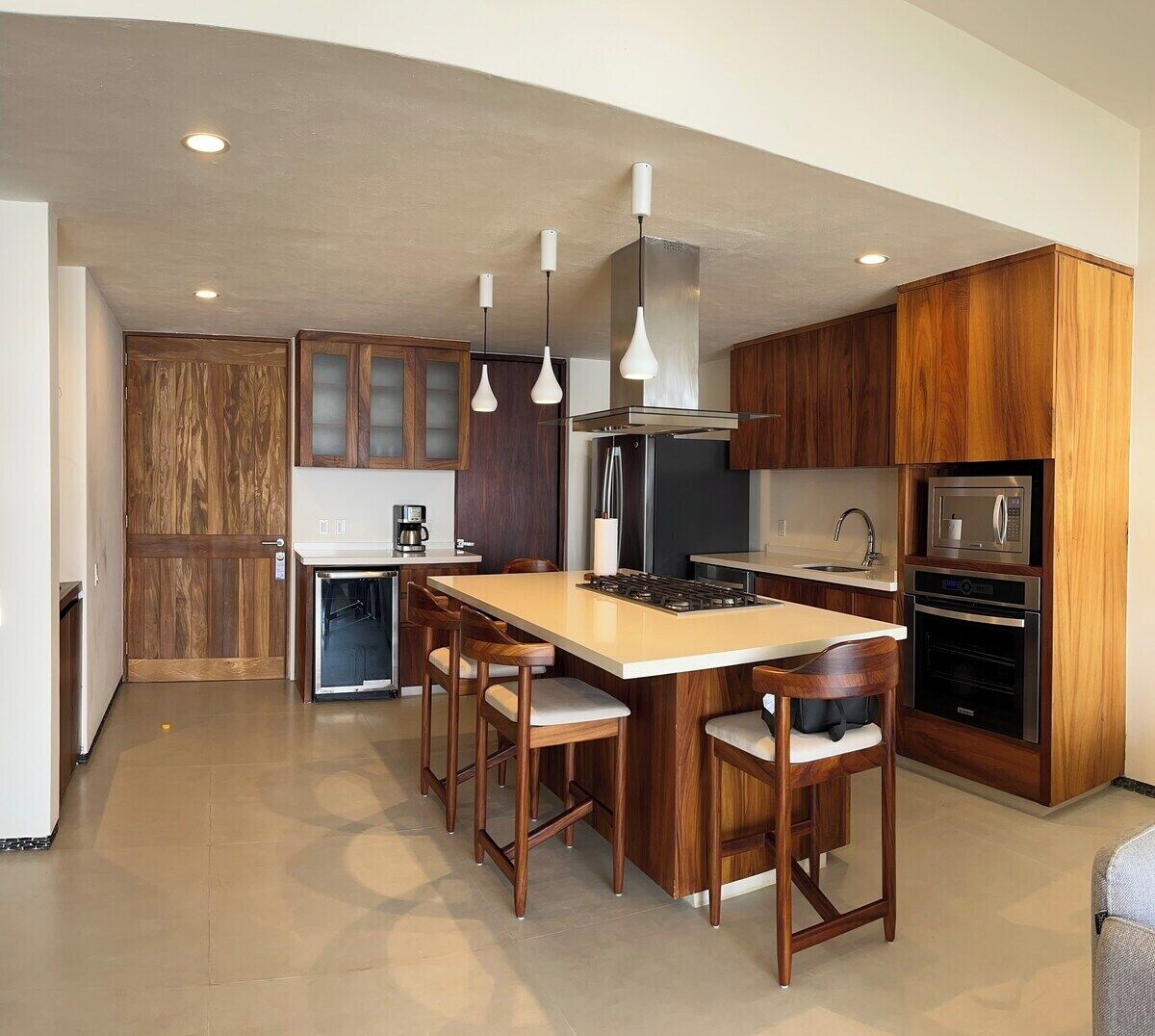 Coffee/tea maker, fridge, microwave, oven