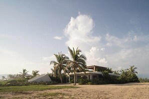 Exterior - 2BR Beachfront Villa + Pool, Style & Sea Views (Zihuatanejo)