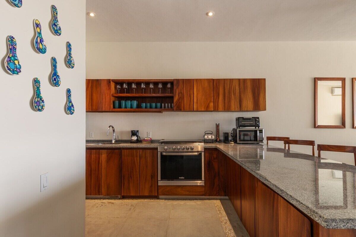 Wasserkocher mit Kaffee-/Teezubehör, Kühlschrank, Mikrowelle, Ofen