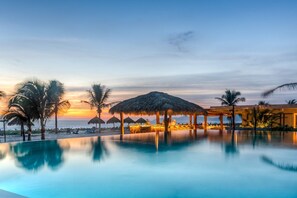 Pool - Zihuatanejo 3BR Penthouse • Ocean Views + Dining (Zihuatanejo)