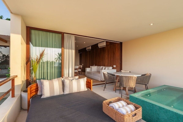 Une chambre moderne dotée d’un grand lit, d’un coin repas et d’un jacuzzi.