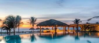 Zihua 3BR Villa • Oceanfront + Sleeps 6 + Family