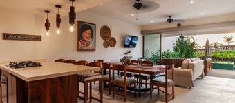 Zihua 3BR Villa • Oceanfront + Sleeps 6 + Family