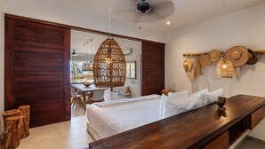 Ein Schlafzimmer mit einem Bett, einem Nachttisch und einem Deckenventilator.