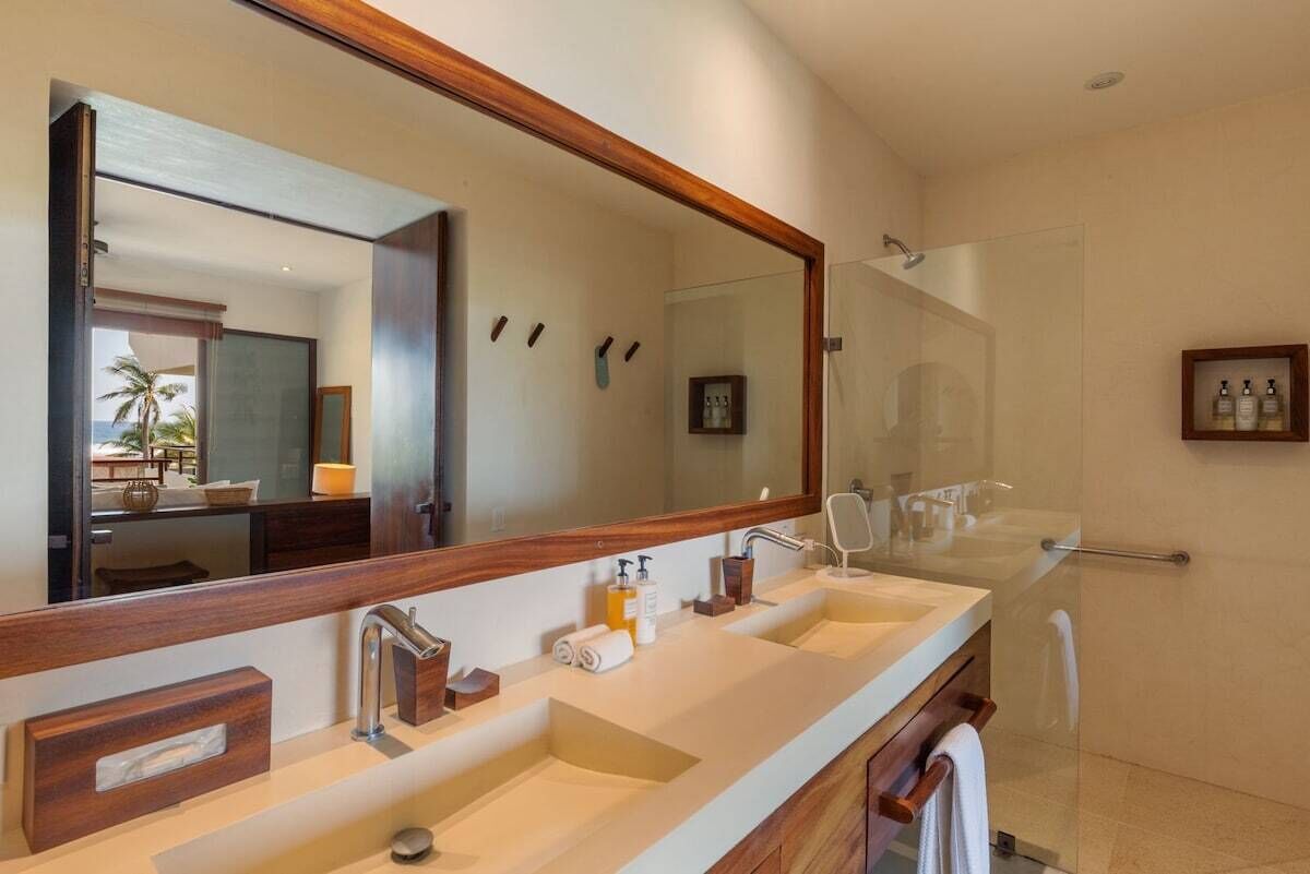 Douche, serviettes fournies, shampooing
