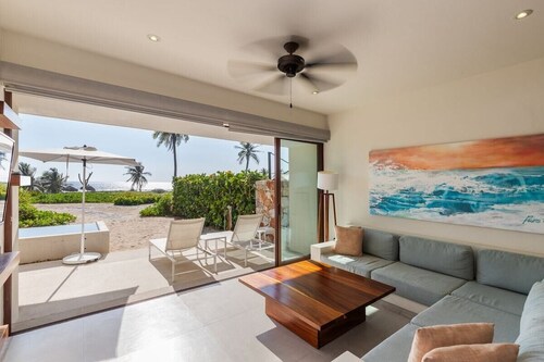 Beachfront 3BR Villa I Private Pool + Sand Access