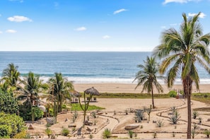 On the beach - 4BR Villa Playa Blanca – Infinity Views & Comfort (Zihuatanejo)