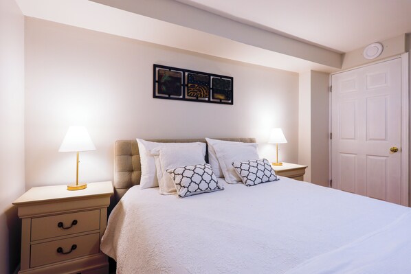 1 chambre, bureau, fer et planche à repasser, lit parapluie