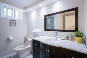 Douche, sèche-cheveux, serviettes fournies, savon