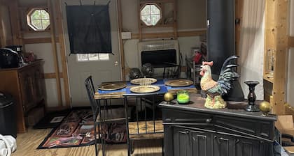 Charming cabin with AC and a pond in Versailles