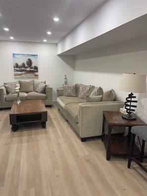 Smart TV, fireplace, offices - Charming 2-Bedroom Apartment with Kitchen, Office and Laundry (Cambridge)