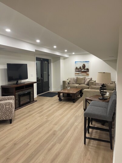 Charming 2-Bedroom Apartment with Kitchen, Office and Laundry