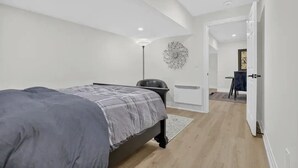 Une chambre à coucher avec un lit, un bureau et une chaise.