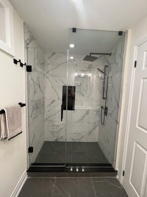 Dusche, Haartrockner, Handtücher, Seife