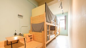 A bunk bed room with a desk and a lamp. - Dumbo Hostel Hualien (Hualien City)