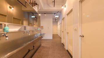 Shower, pengering rambut, sampo, dan tisu toilet