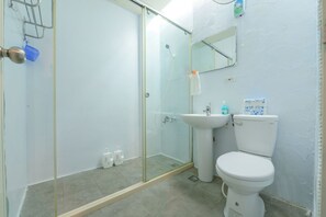 Ducha, secador de pelo, champú y papel higiénico