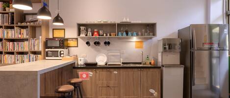 Fridge, microwave, oven, cookware/dishes/utensils